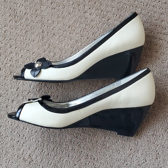 Etienne Aigner flower peep toe wedge heels NWOT - Picture 6 of 11